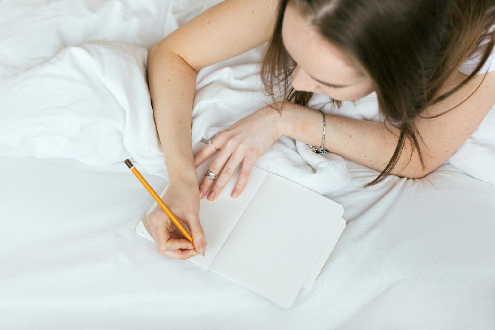 7 Reflective Writing Prompts to Clear Your Mind Fast